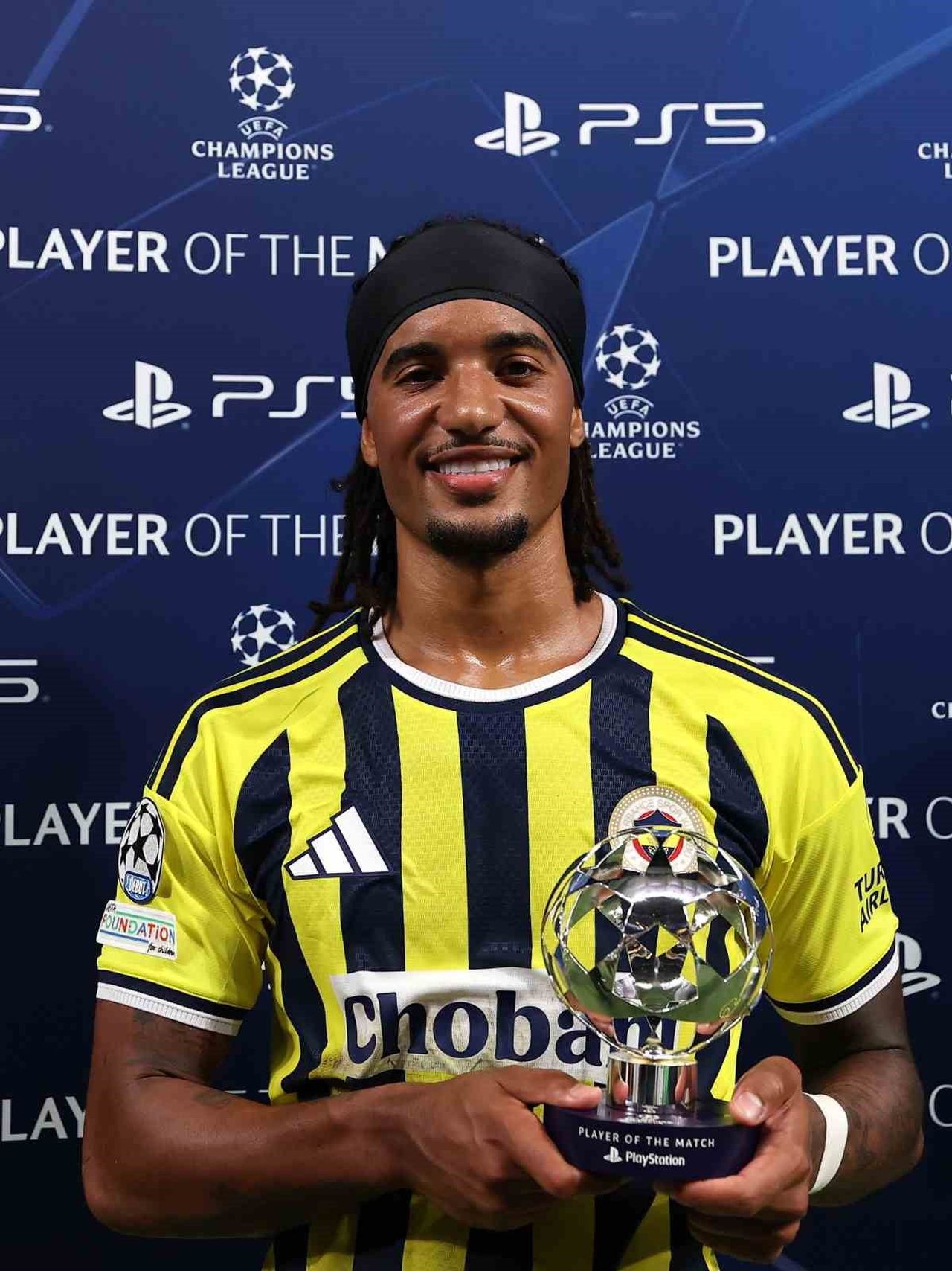 FENERBAHÇE İLE ROMA ARASINDA OYNANAN UEFA ŞAMPİYONLAR LİGİ MAÇINDA 'EN İYİ OYUNCU' ÖDÜLÜNÜ ARCHİE...