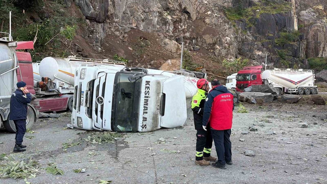 ARTVİN'İN HOPA İLÇESİNDEKİ ESENKIYI TIR PARKI'NDA YAMAÇTAN KOPAN DEV KAYA PARÇALARININ PARK...