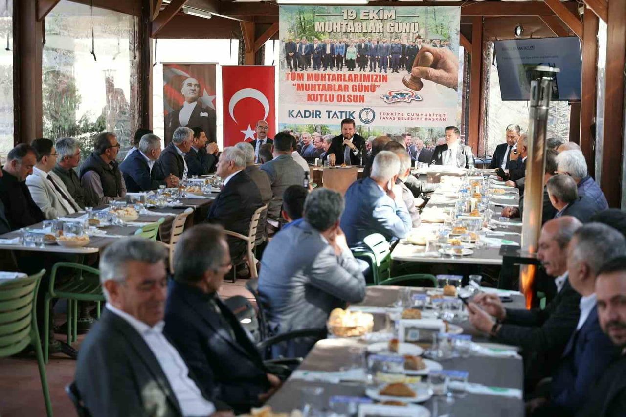 DENİZLİ'NİN TAVAS İLÇESİNDE 19 EKİM MUHTARLAR GÜNÜ DOLAYISIYLA ÇELENK SUNMA TÖRENİ DÜZENLENDİ....