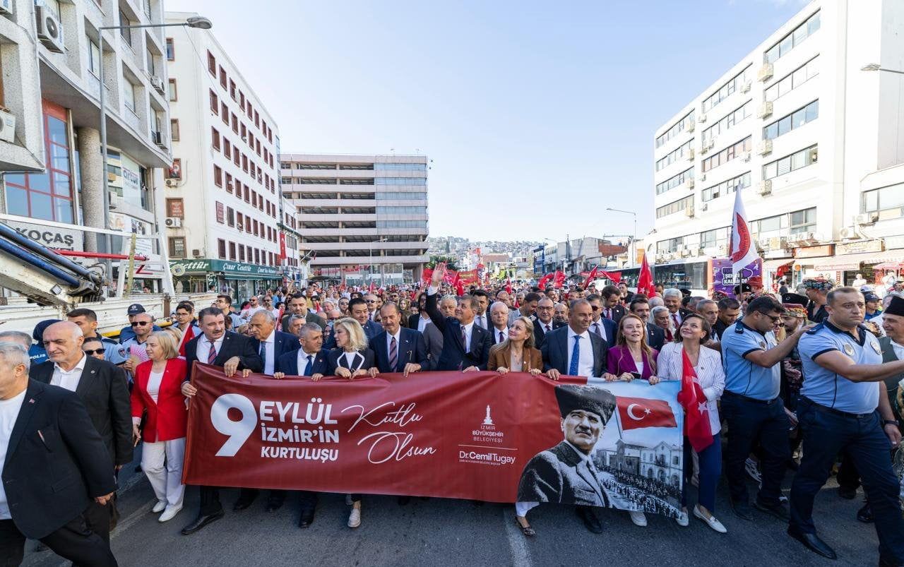BASMANE KARAKOLU ÖNÜNDEN CUMHURİYET MEYDANI’NA KADAR SÜREN YÜRÜYÜŞE İZMİR BÜYÜKŞEHİR BELEDİYE...