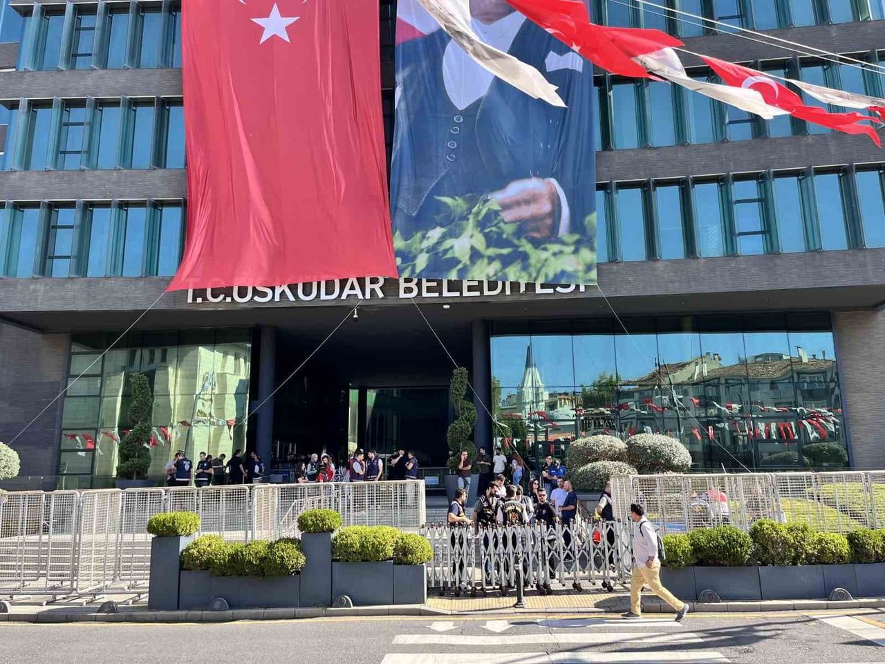 POLİS BELEDİYE BİNASI ÇEVRESİNDE GÜVENLİK ÖNLEMİ ALDI