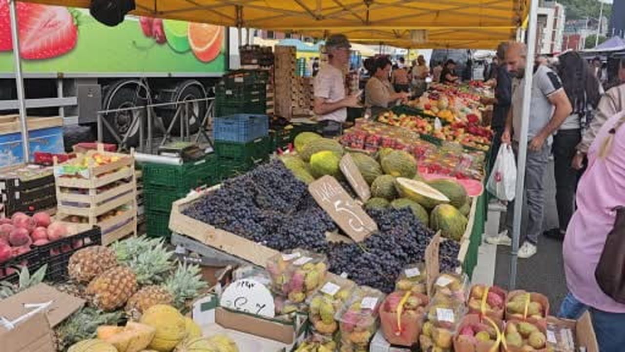 Belçika'da özellikle Türk nüfusunun yoğun olduğu kentlerdeki semt pazarlarında bazı pazarcılar...