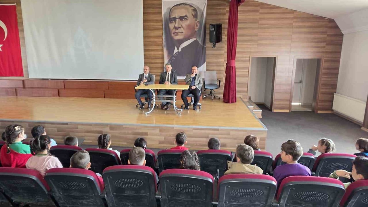 NAZİLLİ’DE MÜDÜR GÜNER ÖĞRENCİLERİ DİNLEDİ