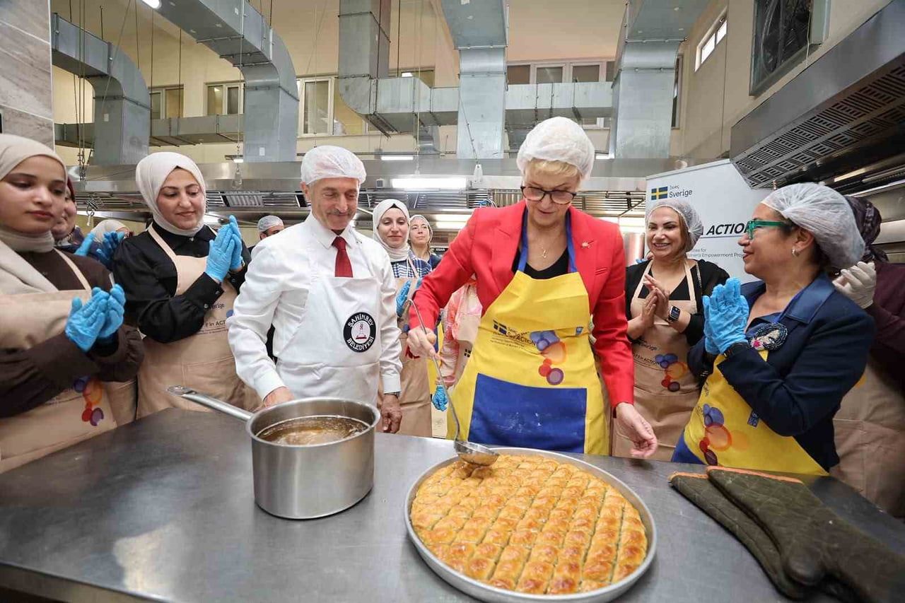 İSVEÇ BÜYÜKELÇİSİ ULRİKA FUNERED, ŞAHİNBEY BELEDİYESİ AŞEVİNDE BAKLAVA AÇTI