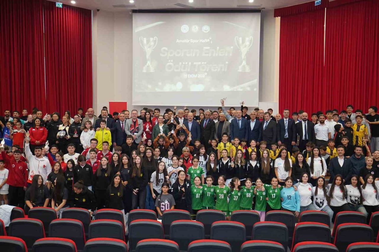 KASTAMONU'DA AMATÖR SPOR HAFTASI ETKİNLİKLERİ ÇERÇEVESİNDE DÜZENLENEN TÖRENDE, YIL BOYUNCA ULUSAL...