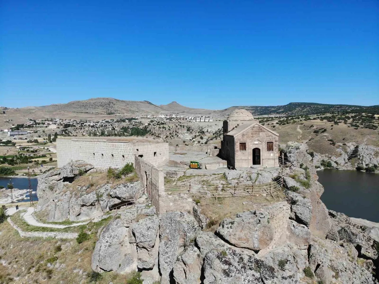 AKSARAY'DA 1800'LÜ YILLARDA YAPILAN YÜKSEK KİLİSE YERLİ VE YABANCI TURİSTLERİ AĞIRLAMAYA DEVAM...