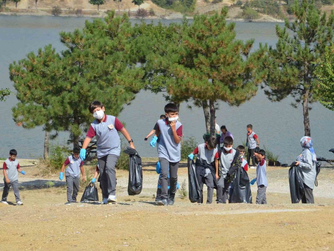 ÇEVRE TEMİZLİĞİ İLE İLGİLİ FARKINDALIK OLUŞTURMAK İSTEYEN ÇOCUKLAR SAHADA ÇALIŞMALARINI...