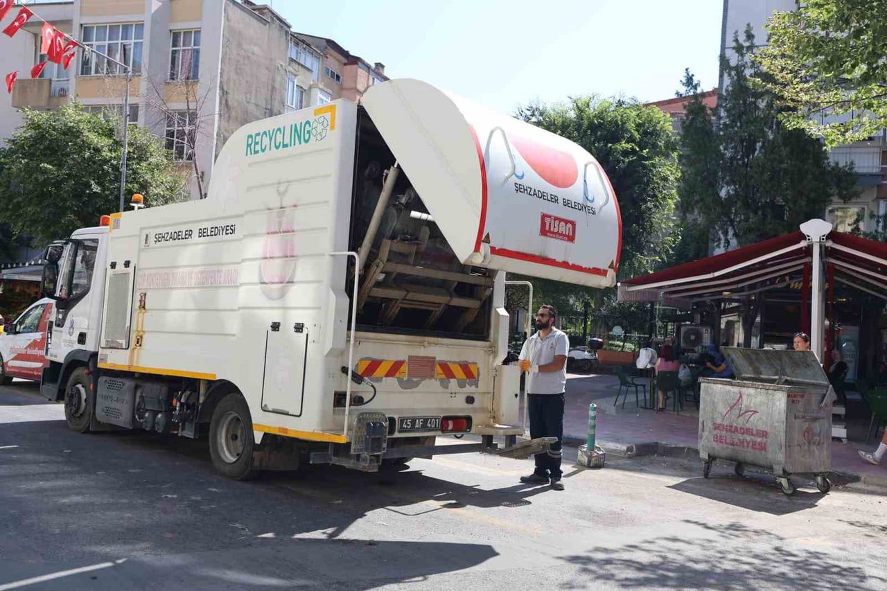 ŞEHZADELER BELEDİYESİ TEMİZLİK İŞLERİ MÜDÜRLÜĞÜ EKİPLERİ, ARTAN HAVA SICAKLIKLARIYLA BİRLİKTE İLÇE...