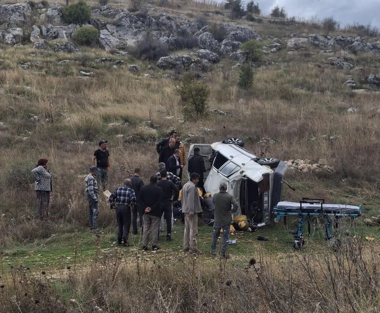 ADIYAMAN’IN BESNİ İLÇESİNDE OTOMOBİLİN ŞARAMPOLE YUVARLANMASI SONUCU 2 KİŞİ YARALANDI.