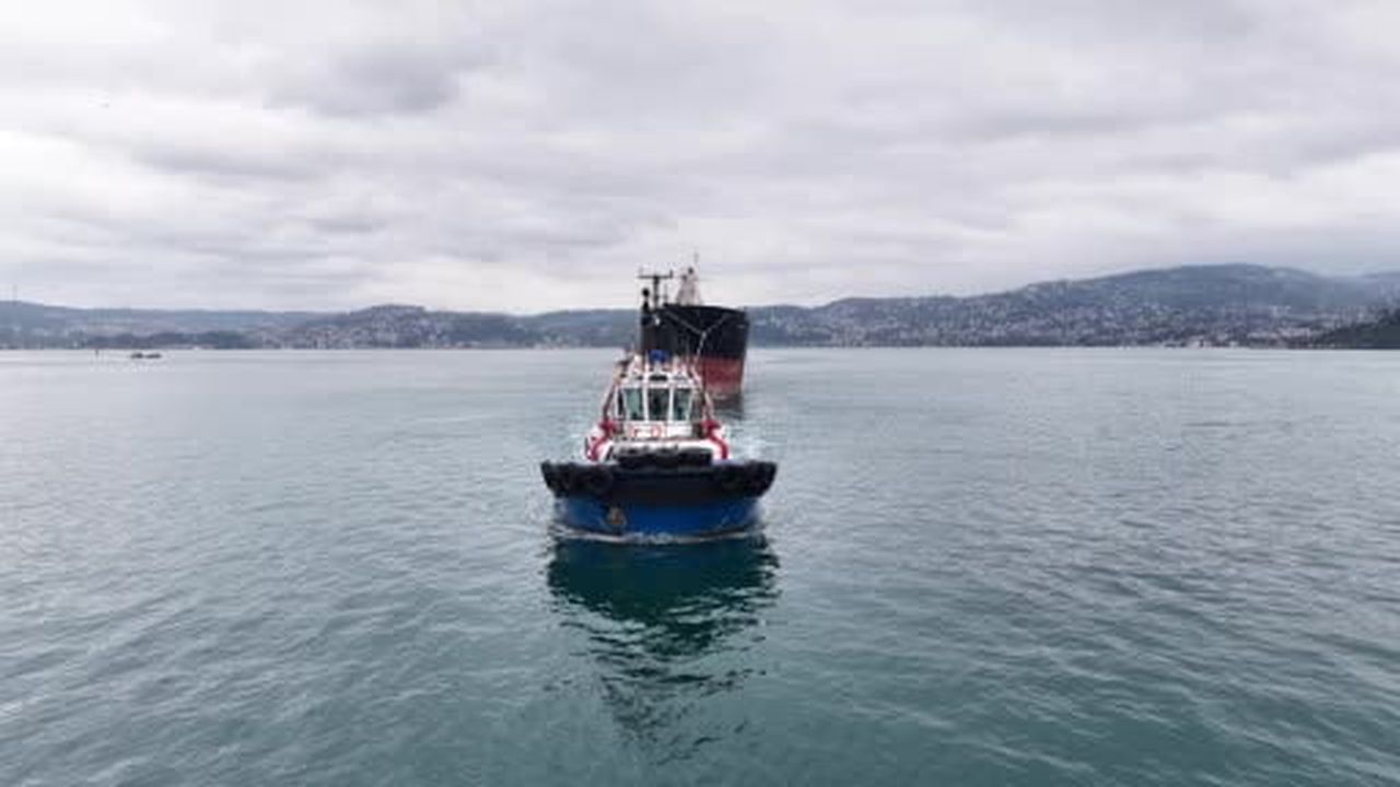 Karadeniz'de İHA saldırısına uğrayan "MV Aroyat" İstanbul Boğazı'ndan geçti