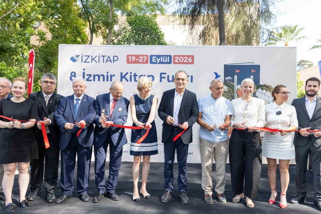 PROTOKOL ÜYELERİNİN KATILIMIYLA KURDELELERİN KESİLMESİNİN ARDINDAN İZKİTAP - 8. İZMİR KİTAP FUARI...