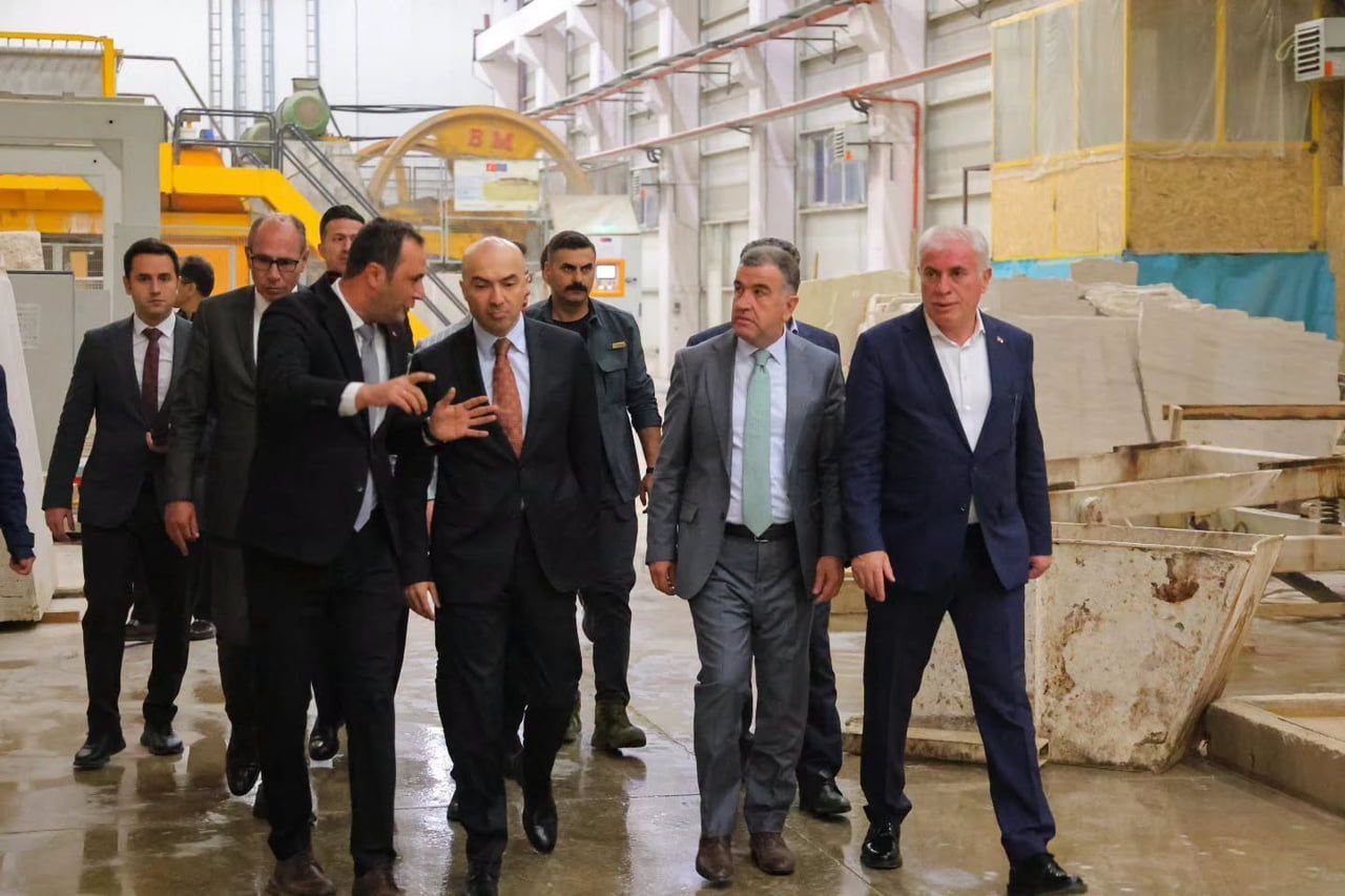 BAYBURT’TA DOĞAL TAŞ SEKTÖRÜNE YÖNELİK YATIRIMLAR ELE ALINDI