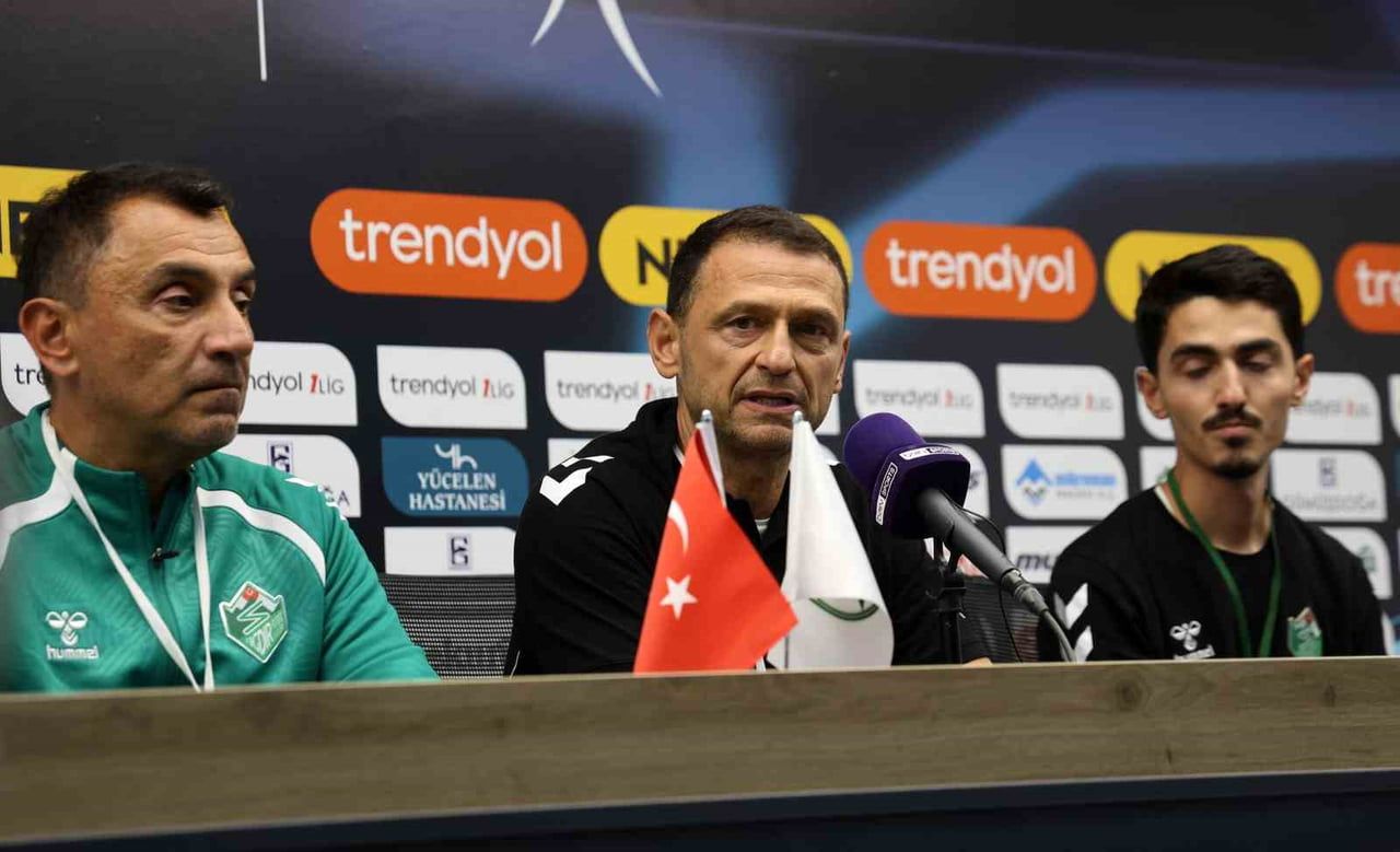 ALAGÖZ HOLDİNG IĞDIR FK YARDIMCI ANTRENÖRÜ JOTİ STAMATOPOULOS (ORTADA)