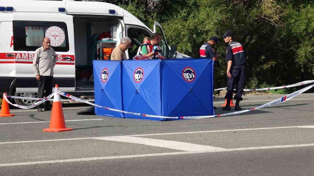 MALATYA'DA TUVALET İHTİYACINI GİDERMEK İÇİN YOLUN KARŞISINA GEÇERKEN OTOMOBİLİN ÇARPTIĞI BİR KİŞİ...