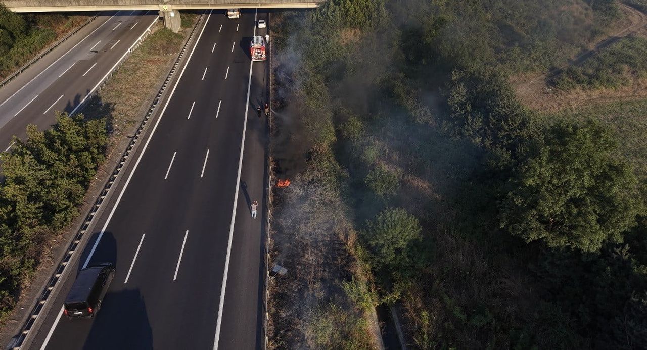 ANADOLU OTOYOLU DÜZCE GEÇİŞİNDE YOL KENARINA ATILAN İZMARİT YANGIN ÇIKARTTI
