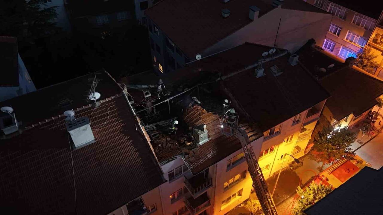 ESKİŞEHİR'DE 4 KATLI BİNANIN ÇATISINDA ÇIKAN YANGIN İTFAİYE EKİPLERİNCE SÖNDÜRÜLÜRKEN, DUMANDAN...