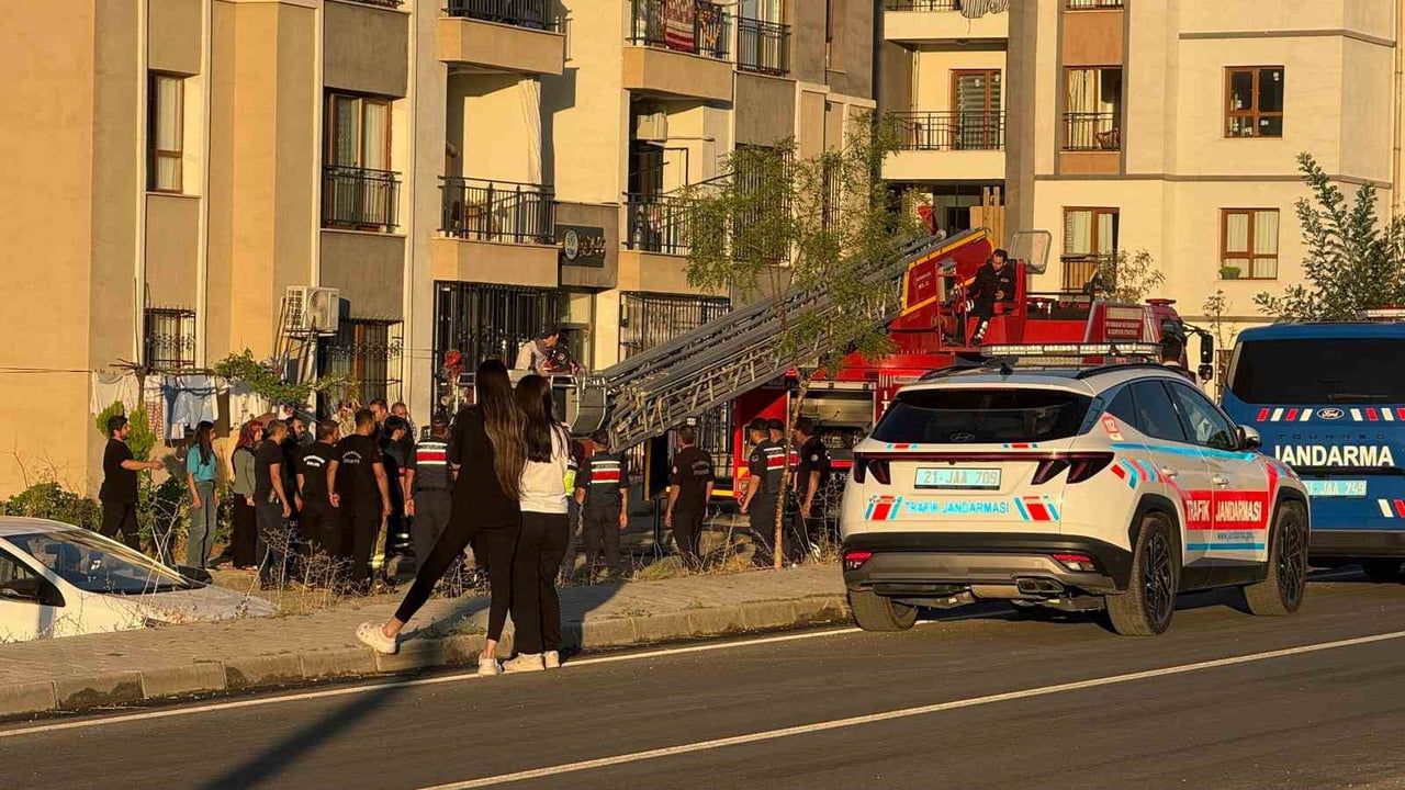 DİYARBAKIR'DA BALKONDAN ATLARKEN ASILI KALAN KADIN BAŞKASI TARAFINDAN ALT KATTAKİ BALKONA ALINARAK...