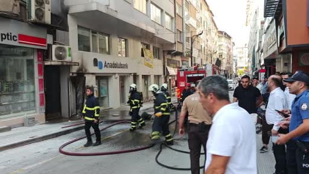 Banka ATM’sinde çıkan yangın paniğe neden oldu