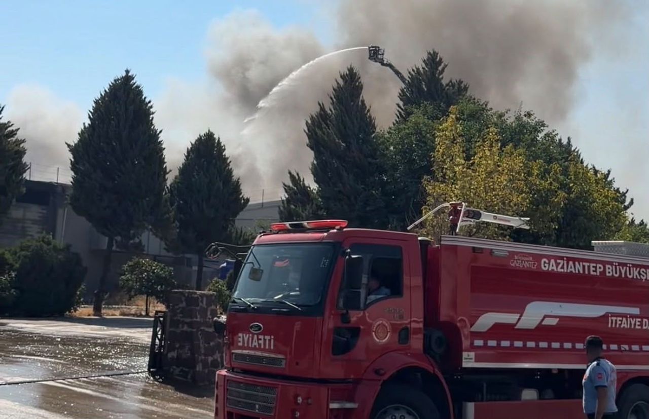 GAZİANTEP'TE TEKSTİL FABRİKASINDA ÇIKAN VE KISA SÜREDE BÜYÜYEN YANGIN, İTFAİYE EKİPLERİNİN 39 ARAÇ...