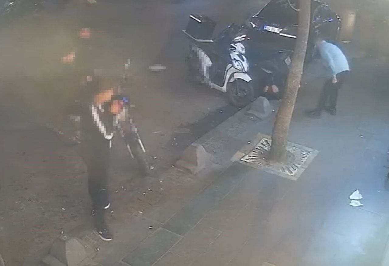 KÜÇÜKÇEKMECE'DE HUSUMETLİ OLDUĞU ŞAHSI SOKAK ORTASINDA VURAN ŞÜPHELİ POLİS EKİPLERİ TARAFINDAN...
