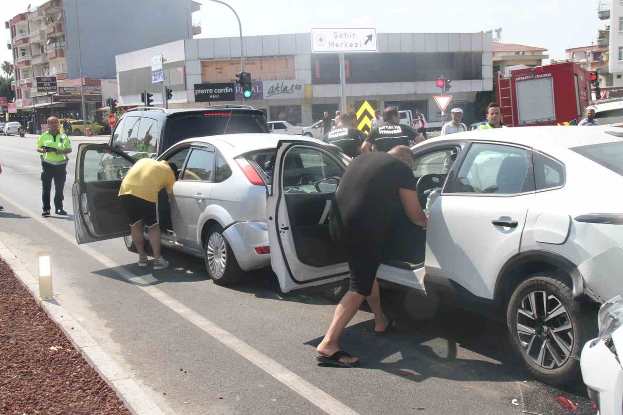 ANTALYA’NIN SERİK İLÇESİNDE 5 ARACIN KARIŞTIĞI ZİNCİRLEME TRAFİK KAZASINDA 6 KİŞİ YARALANDI....