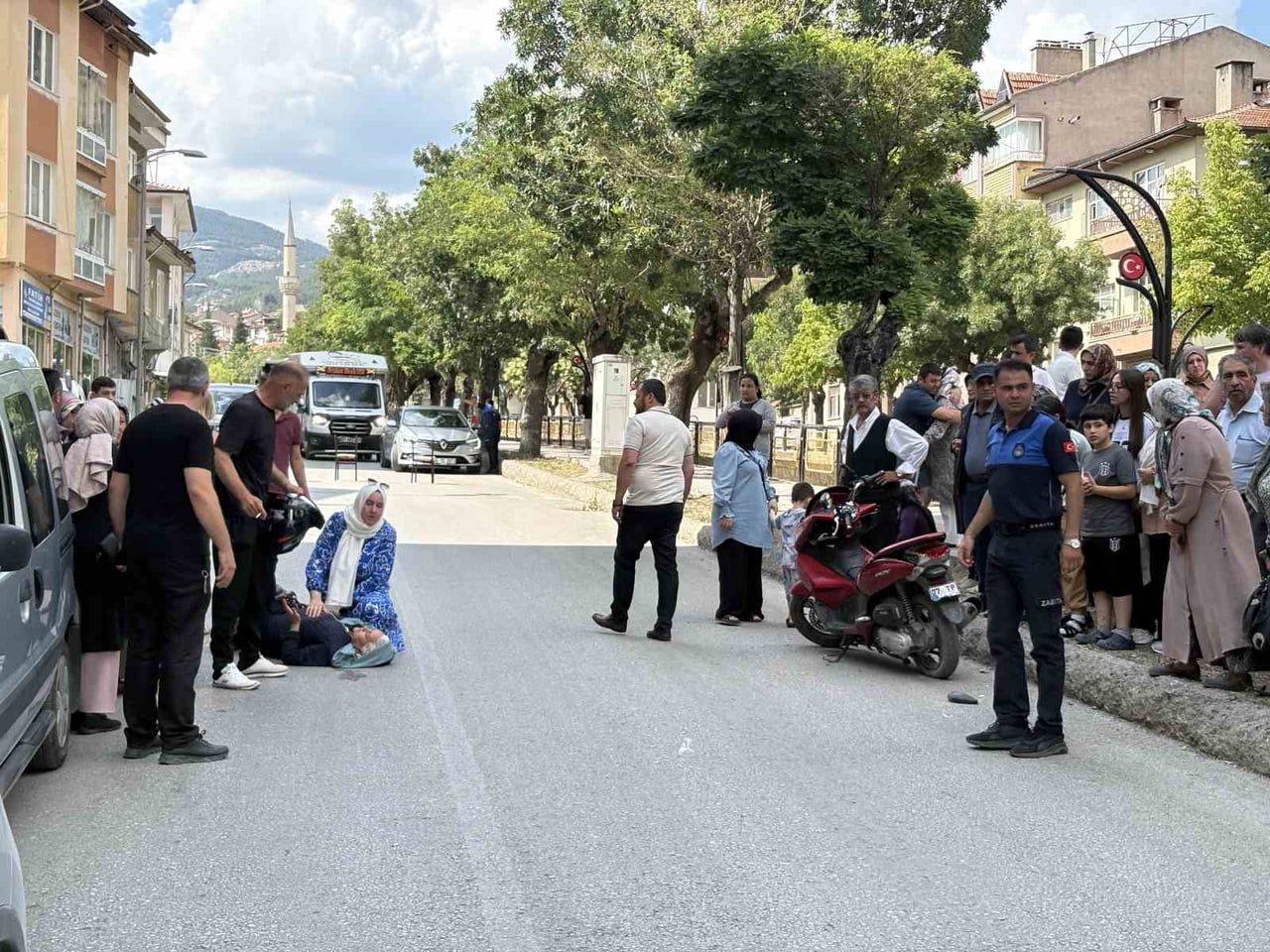 KASTAMONU’NUN TOSYA İLÇESİNDE KARŞIYA GEÇMEK İSTEYEN YAYAYA MOTOSİKLET ÇARPTI. KAZADA YARALANAN...