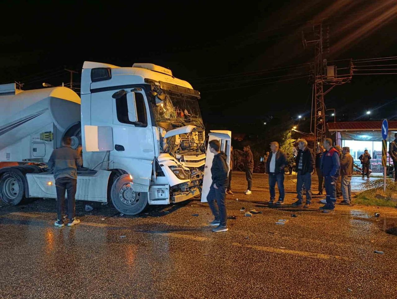 MALATYA’NIN DOĞANŞEHİR İLÇESİNDE ÜÇ ARACIN KARIŞTIĞI TRAFİK KAZASINDA YARALANAN OLMAZKEN...