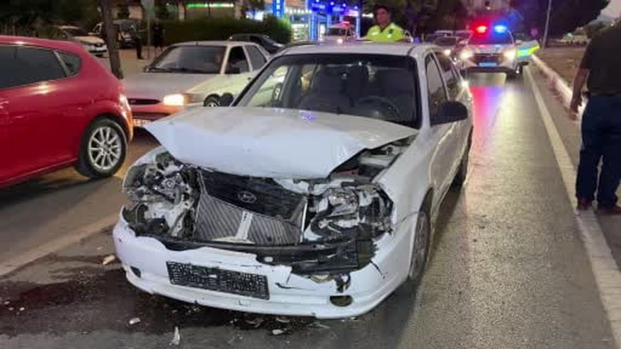 Uşak'ta kırmızı ışıkta bekleyen otomobile arkadan çarptı: 1'i çocuk 3 yaralı