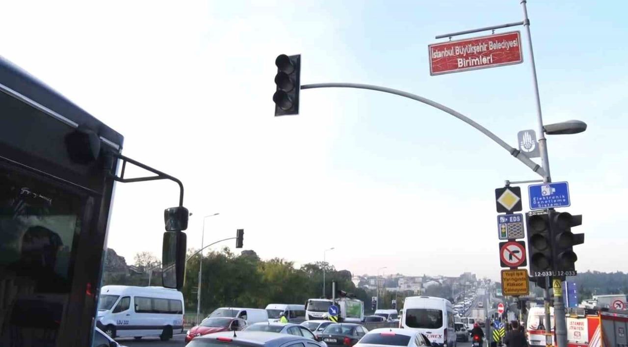 EYÜPSULTAN’DA TRAFİK IŞIKLARININ ÇALIŞMADIĞI ÖNE SÜRÜLEN KAVŞAKTA İKİ OTOMOBİLİN ÇARPIŞMASI...