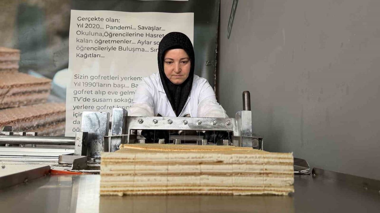 SAKARYA’DA EMEKLİ TÜRKÇE ÖĞRETMENİ HANİFE KISMET, BİR VEFA BORCU ÜZERİNE EŞİ İLE BİRLİKTE...