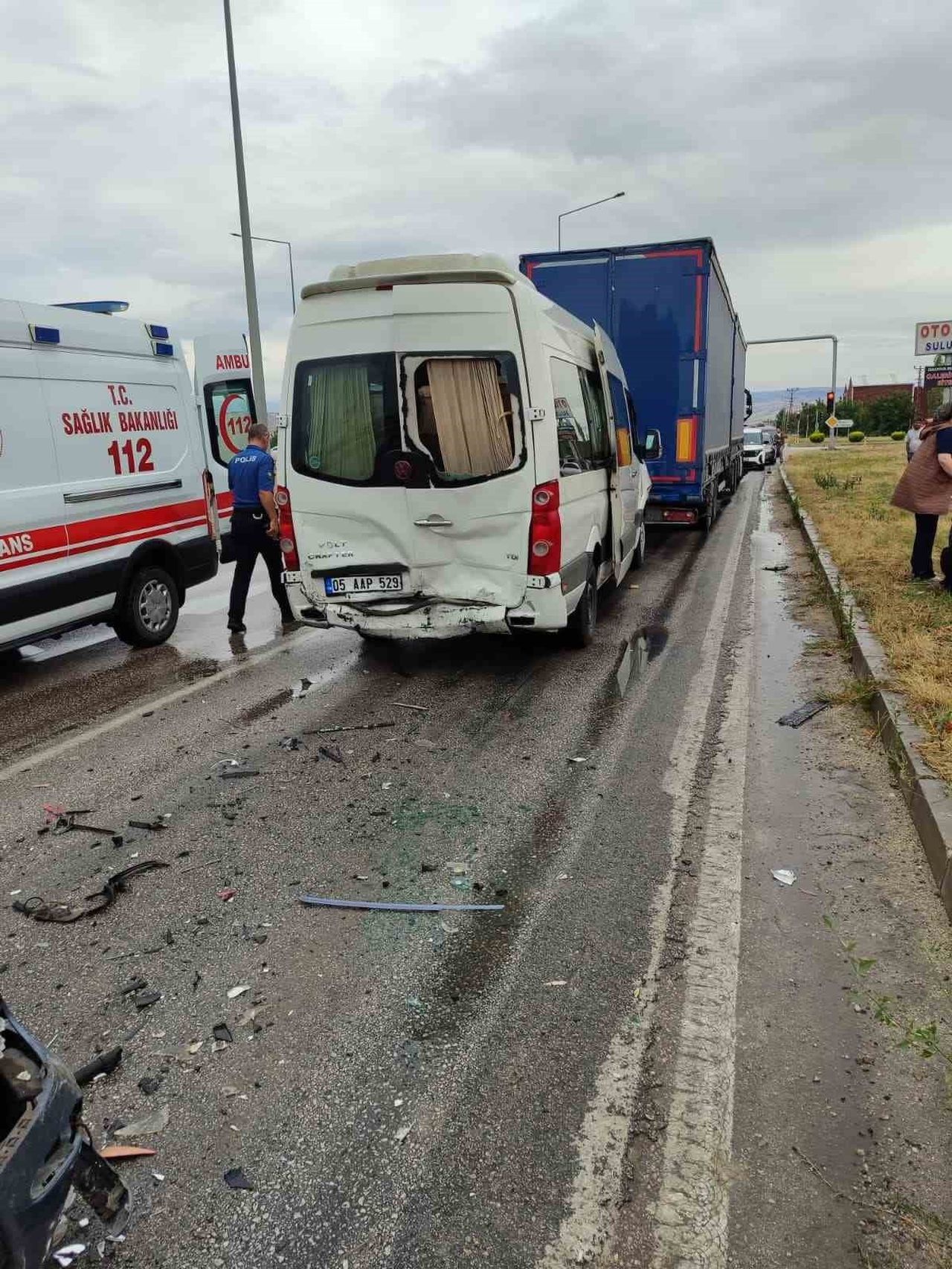 SULUOVA İLÇESİNDE TIR, MİNİBÜS VE OTOMOBİLİN KARIŞTIĞI ZİNCİRLEME KAZADA 11 KİŞİ...