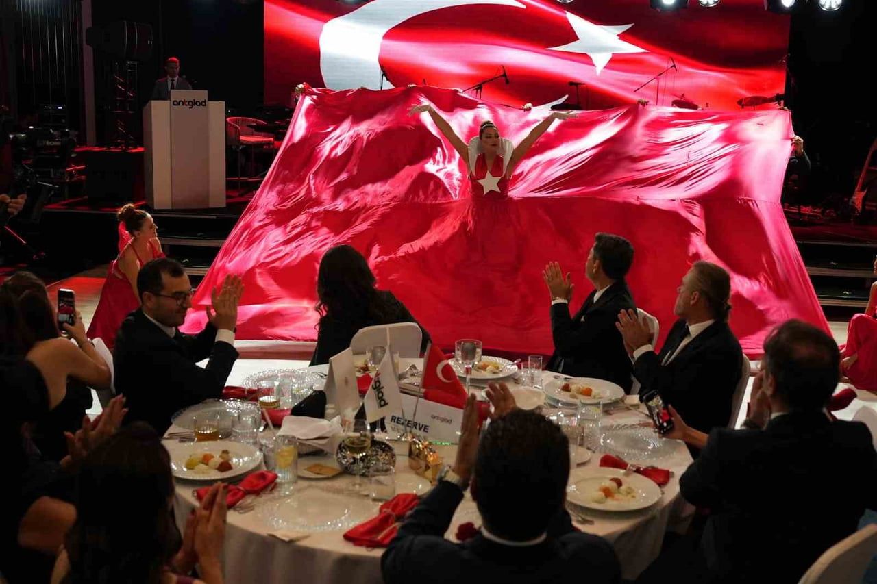 ANTGİAD, CUMHURİYET'İN 103. YILINI BİR OTELDE DÜZENLENEN GELENEKSEL CUMHURİYET BALOSU İLE...