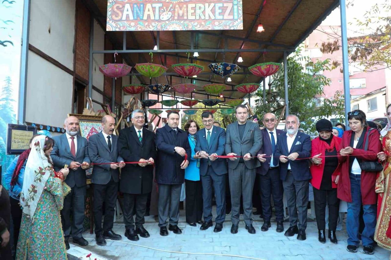 KÜTAHYA BELEDİYESİ VE KÜTAHYA KENT KONSEYİ İŞ BİRLİĞİYLE OLUŞTURULAN SANAT SOKAĞI, DÜZENLENEN...