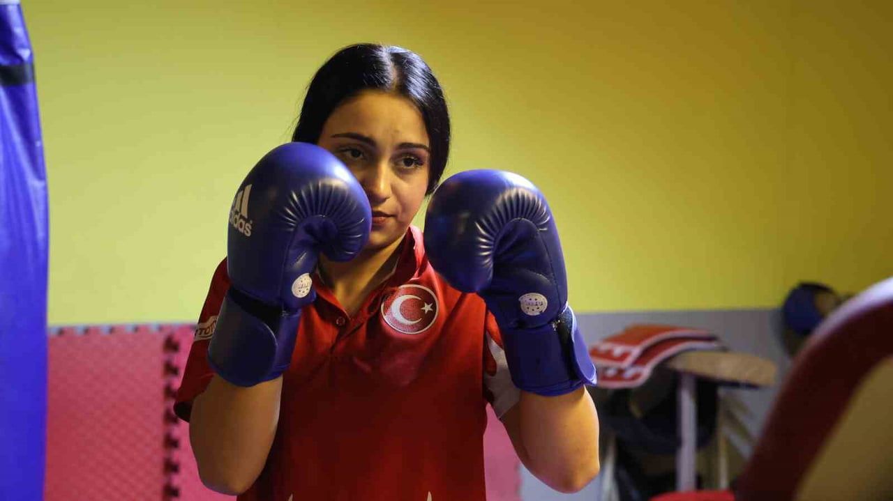 ELİF TIRAŞ, TAYLAND'DA DÜZENLENEN MÜSABAKALARDA MUAY THAİ BRANŞINDA DÜNYA İKİNCİSİ, İTALYA'DA...