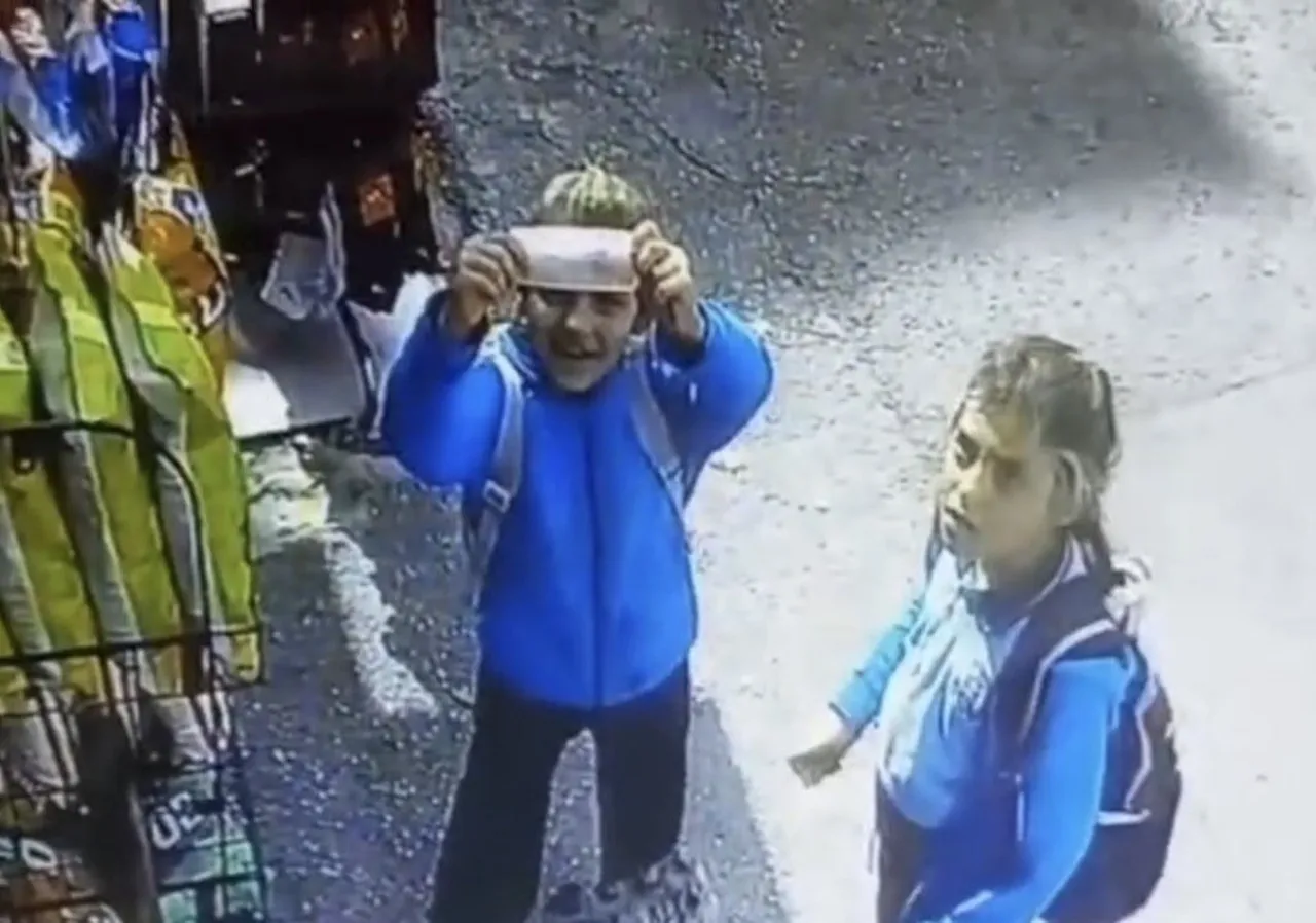 BURSA'DA ÖĞRENCİLERDEN ÖRNEK DAVRANIŞ : MEYVE SUYUNUN PARASINI KAPININ ALTINDAN BIRAKTILAR