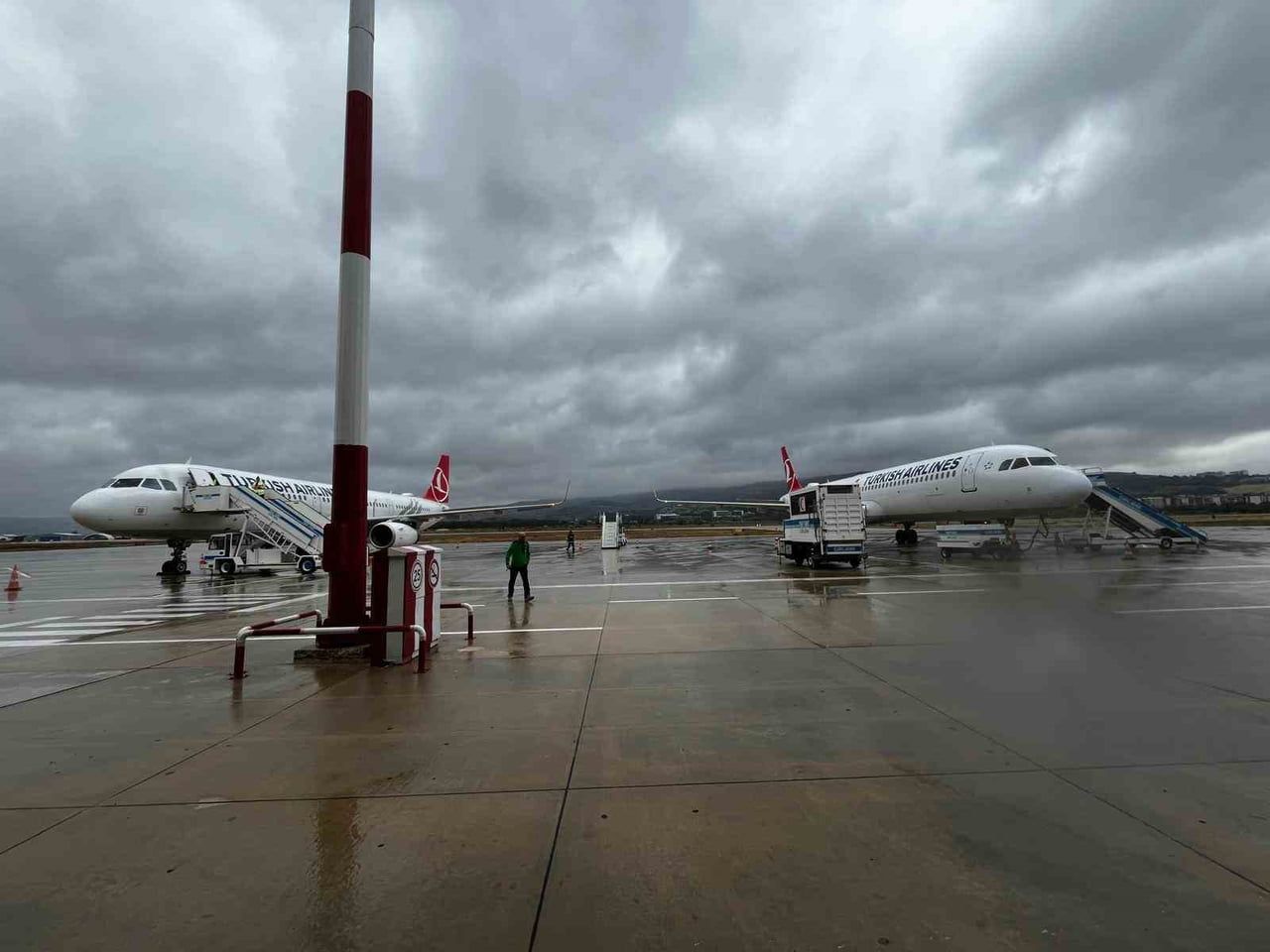 İstanbul'daki olumsuz hava koşulları iki seferin rotasını Çanakkale'ye çevirdi