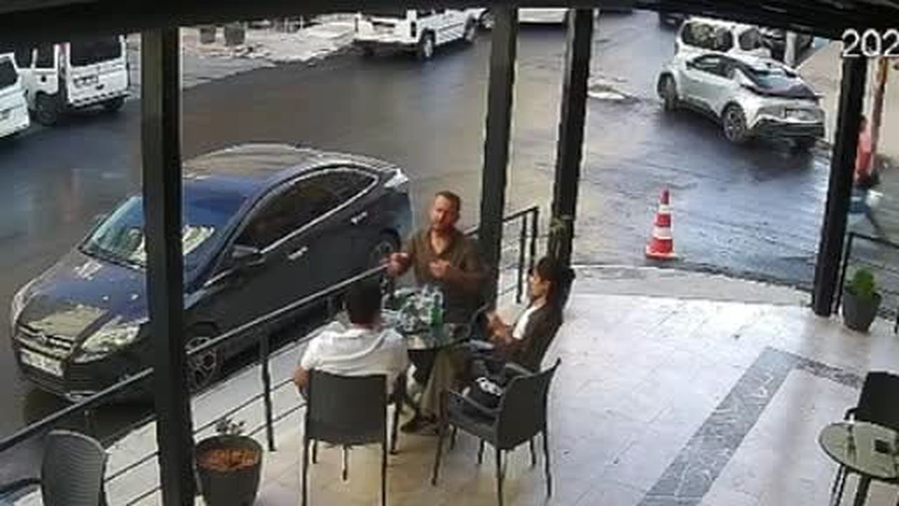 Mardin'de 2 otomobil böyle çarpıştı