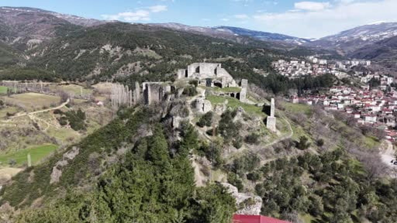 Niksar Kalesinin kuzey surları restore edilecek