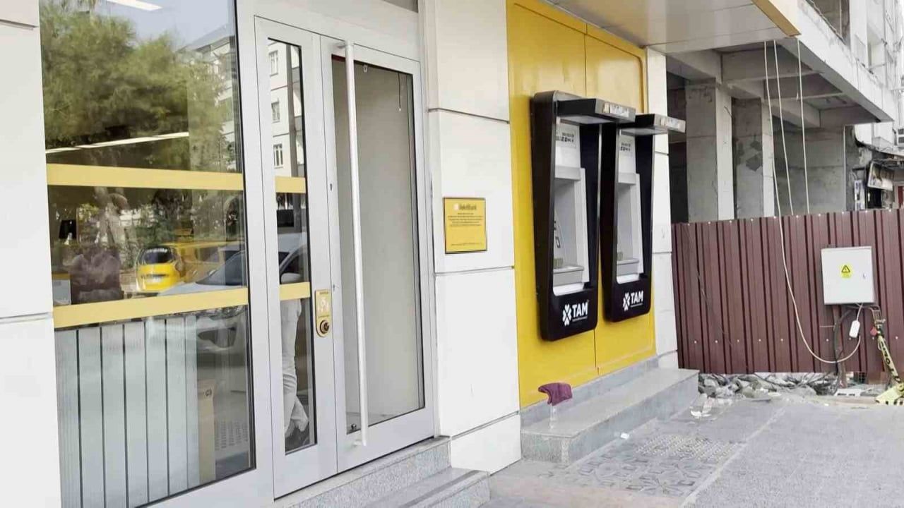 GECE SAATLERİNDE BANKAYA GELEN ŞAHIS, CAMI KIRARAK İÇERİ GİRDİ.