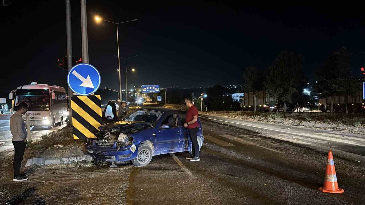 BOLU'DA D-100 KARA YOLUNDA KIRMIZI IŞIKTA DÖNÜŞ YAPMAK İSTEYEN OTOMOBİLİN KAMYONLA ÇARPIŞMASI...