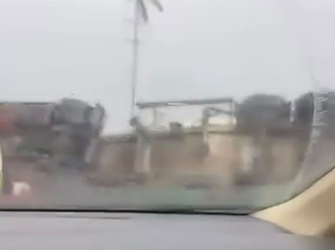DİYARBAKIR'IN BAĞLAR İLÇESİNDE SÜRÜCÜSÜNÜN KONTROLÜNDEN ÇIKAN TIR DEVRİLDİ.