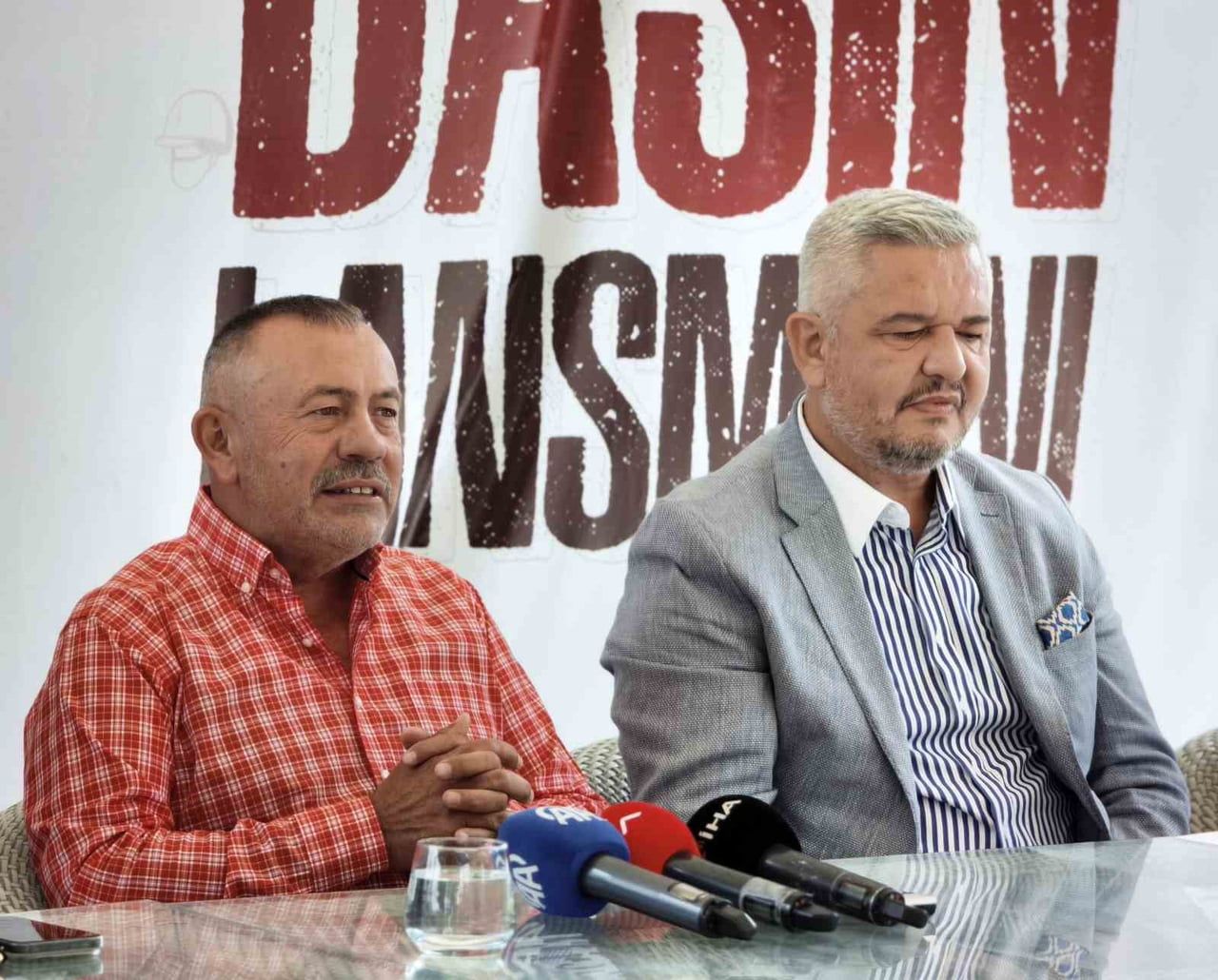 TOPLANTIDA AHAL TEKE BİNİCİLİK TESİSLERİ BAŞKANI ŞAHAP GÜRSOY (SOLDA), BİR KONUŞMA...