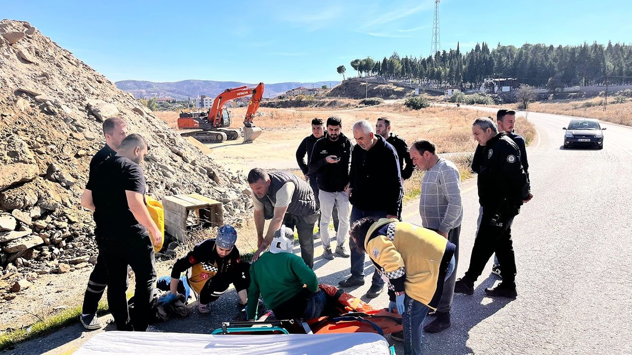 MANİSA’NIN KULA İLÇESİNDE OTOMOBİL İLE MOTOSİKLET KAVŞAKTA ÇARPIŞTI. AĞIR YARALI OLARAK HASTANEYE...