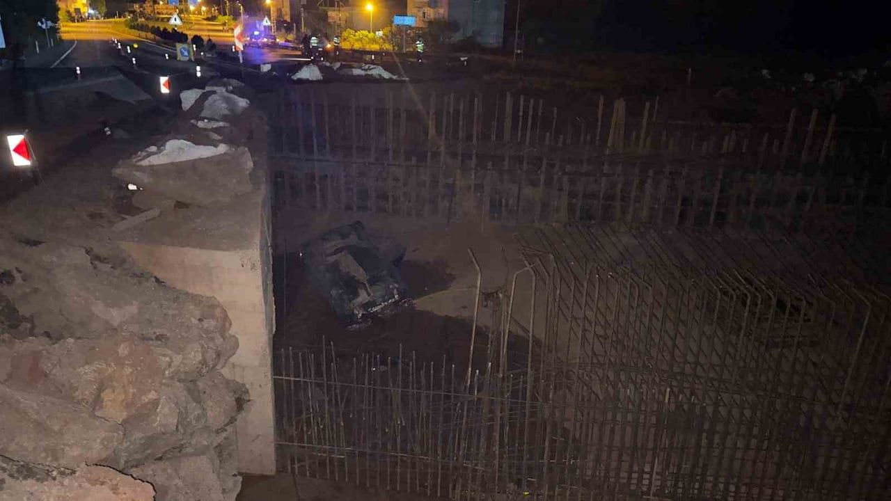 BARTIN'DA KONTROLDEN ÇIKAN OTOMOBİL, YAKLAŞIK 5 METRE YÜKSEKLİKTEN KARAYOLUNA YAPIMI SÜREN ALT...