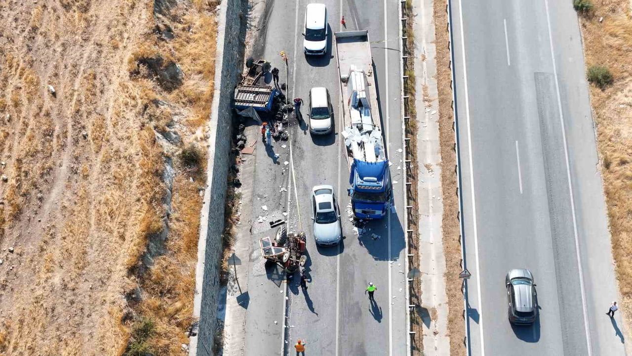 (ARŞİV FOTO) - AYDIN'IN EFELER İLÇESİ MUĞLA KARA YOLU ÜZERİNDE MANGAL KÖMÜRÜ YÜKLÜ TRAKTÖR İLE...