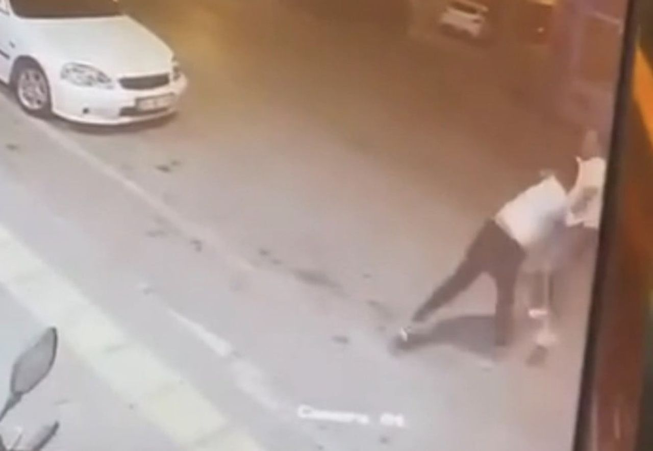 SÖZLÜ TARTIŞMA BÜYÜDÜ, YUMRUKLAR HAVADA UÇUŞTU