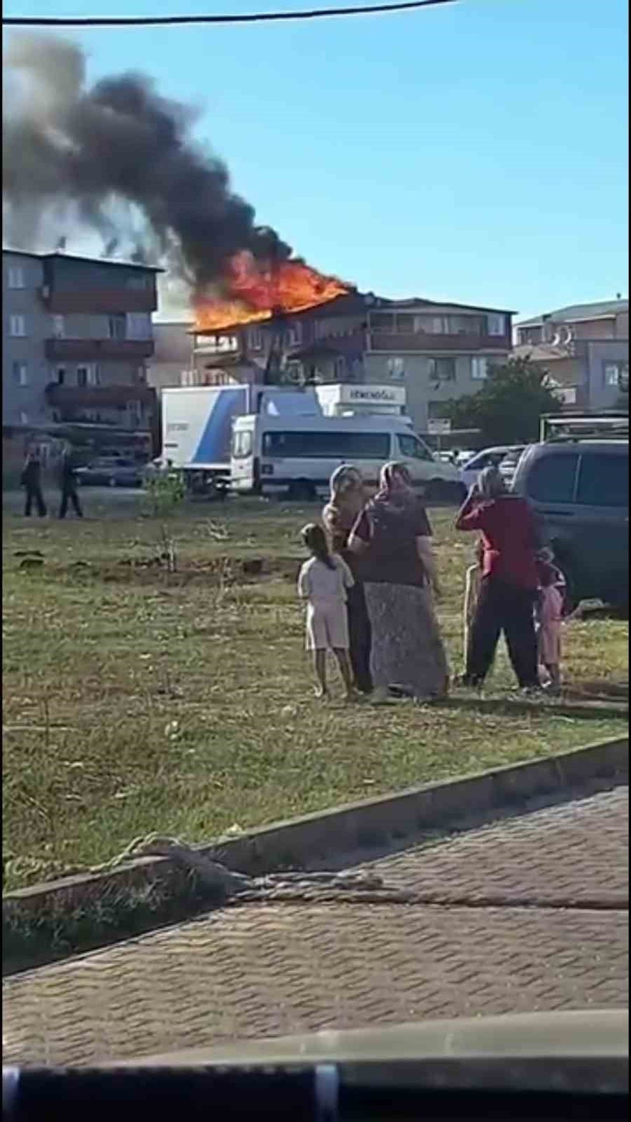 KOCAELİ’NİN DARICA İLÇESİNDE BİNANIN ÇATISI ALEVLERE TESLİM OLDU, YANGIN İTFAİYE EKİPLERİNİN...