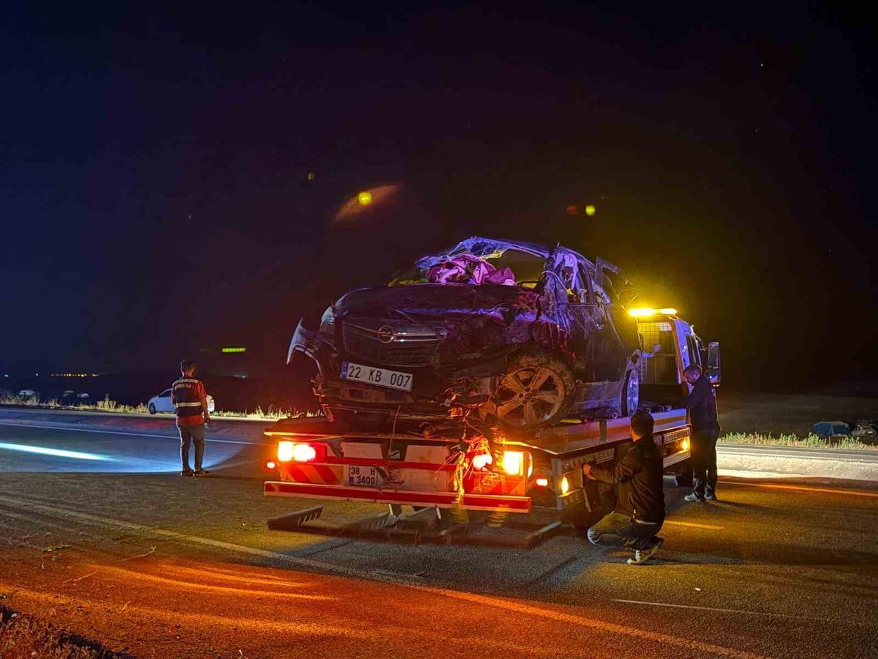 HURDAYA DÖNEN OTOMOBİL, İNCELEMELERİN ARDINDAN ÇEKİCİ YARDIMIYLA BULUNDUĞU YERDEN...
