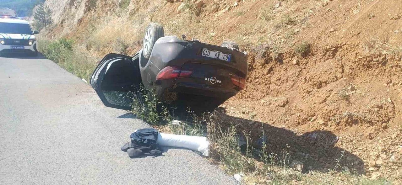 BİLECİK’TE OTOMOBİL TAKLA ATTI: 2 YARALI