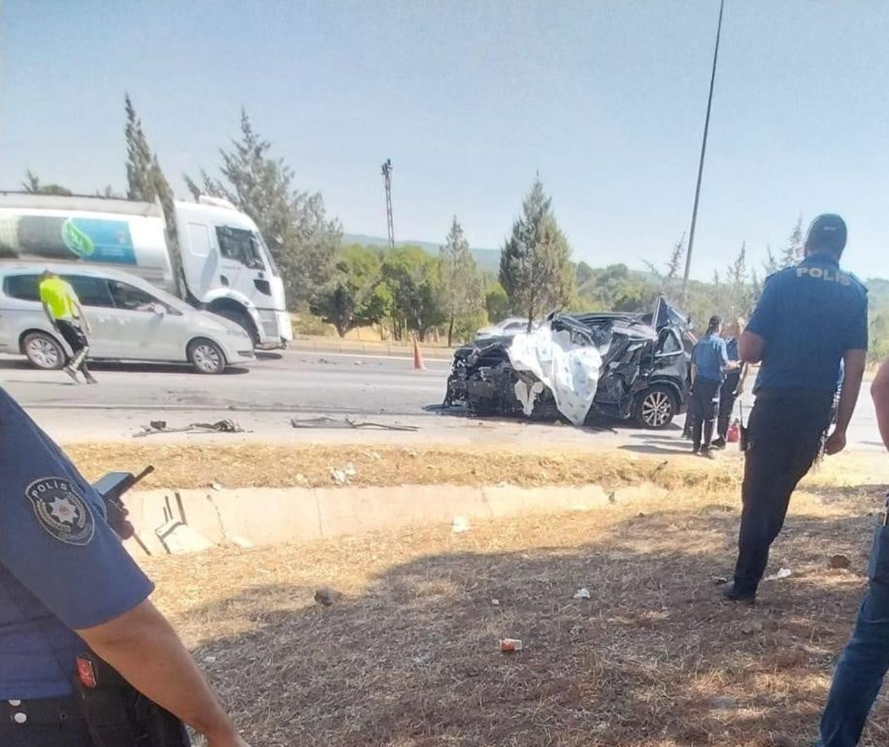 KAHRAMANMARAŞ'TA MEYDANA GELEN TRAFİK KAZASINDA SULAMA TANKERİNE ARKADAN ÇARPAN OTOMOBİL SÜRÜCÜSÜ...